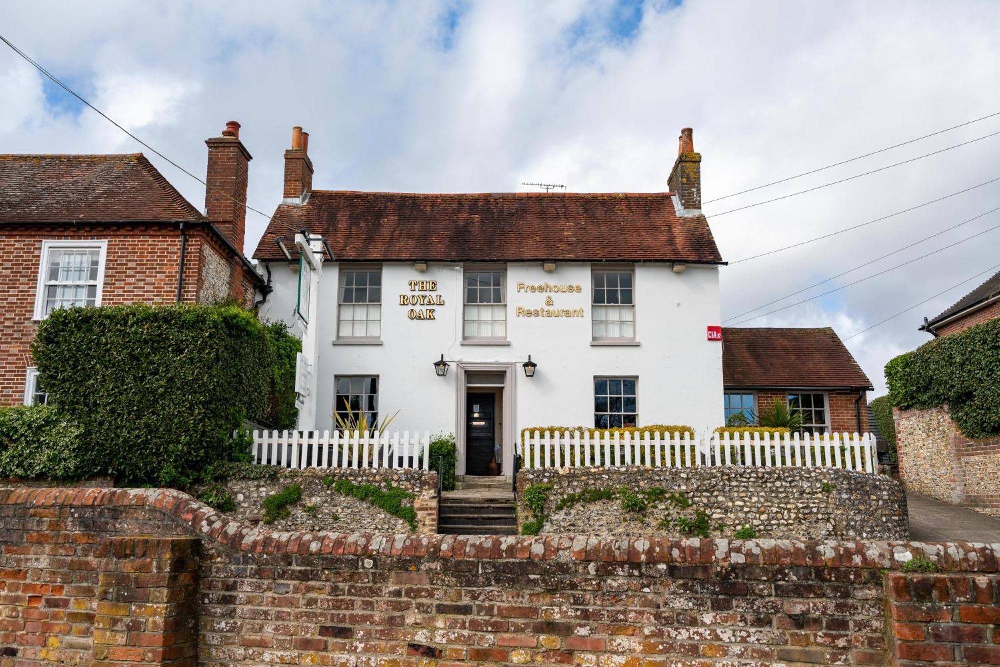 The Royal Oak Inn Чичестър Екстериор снимка