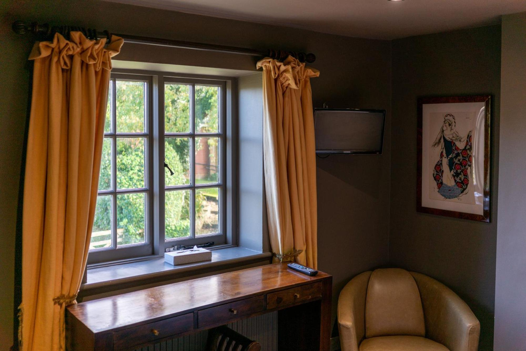 The Royal Oak Inn Чичестър Екстериор снимка